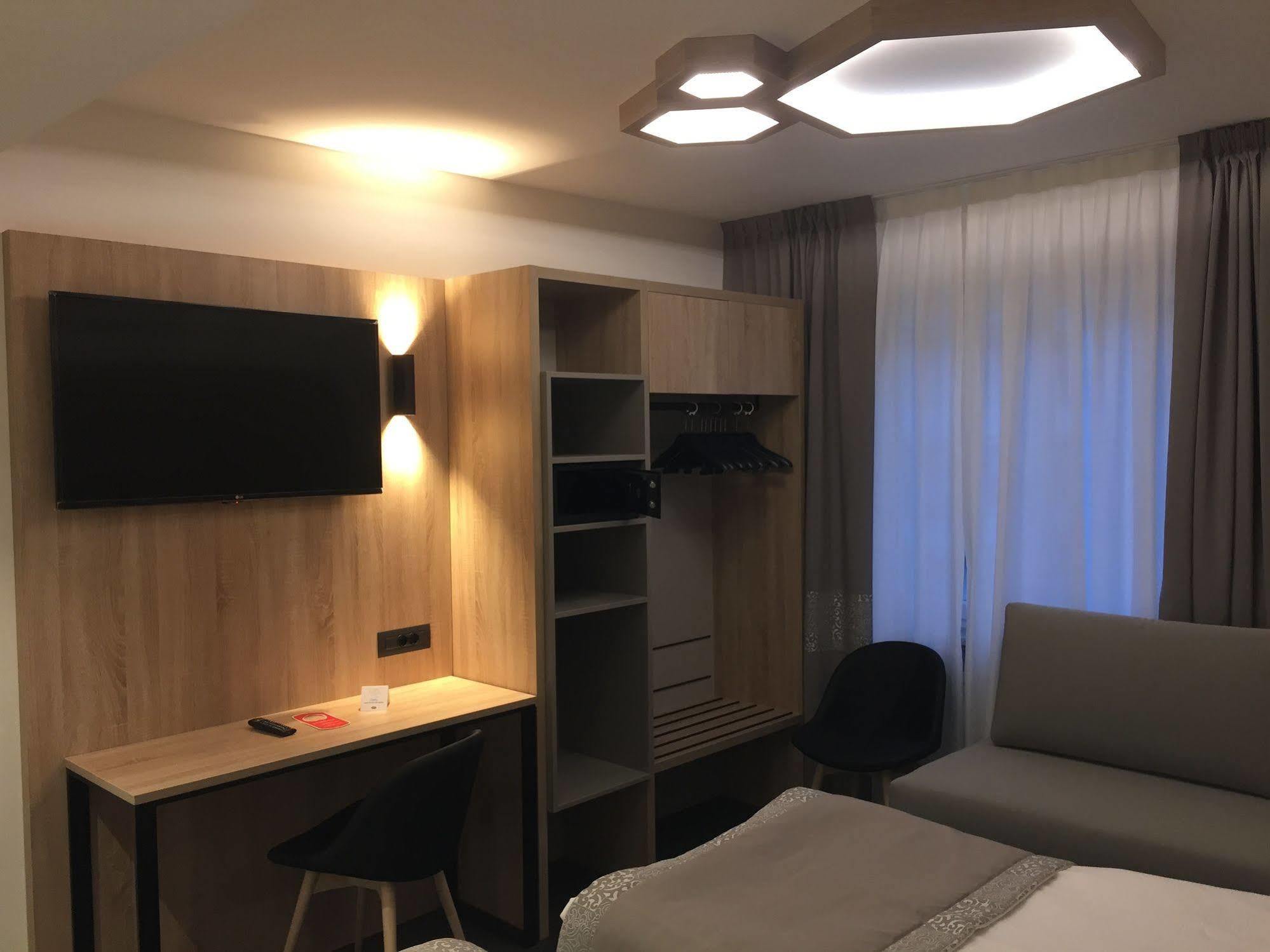 ברסאנונה Tourist Hotel מראה חיצוני תמונה