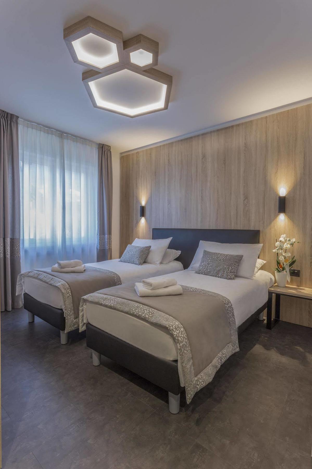 ברסאנונה Tourist Hotel מראה חיצוני תמונה